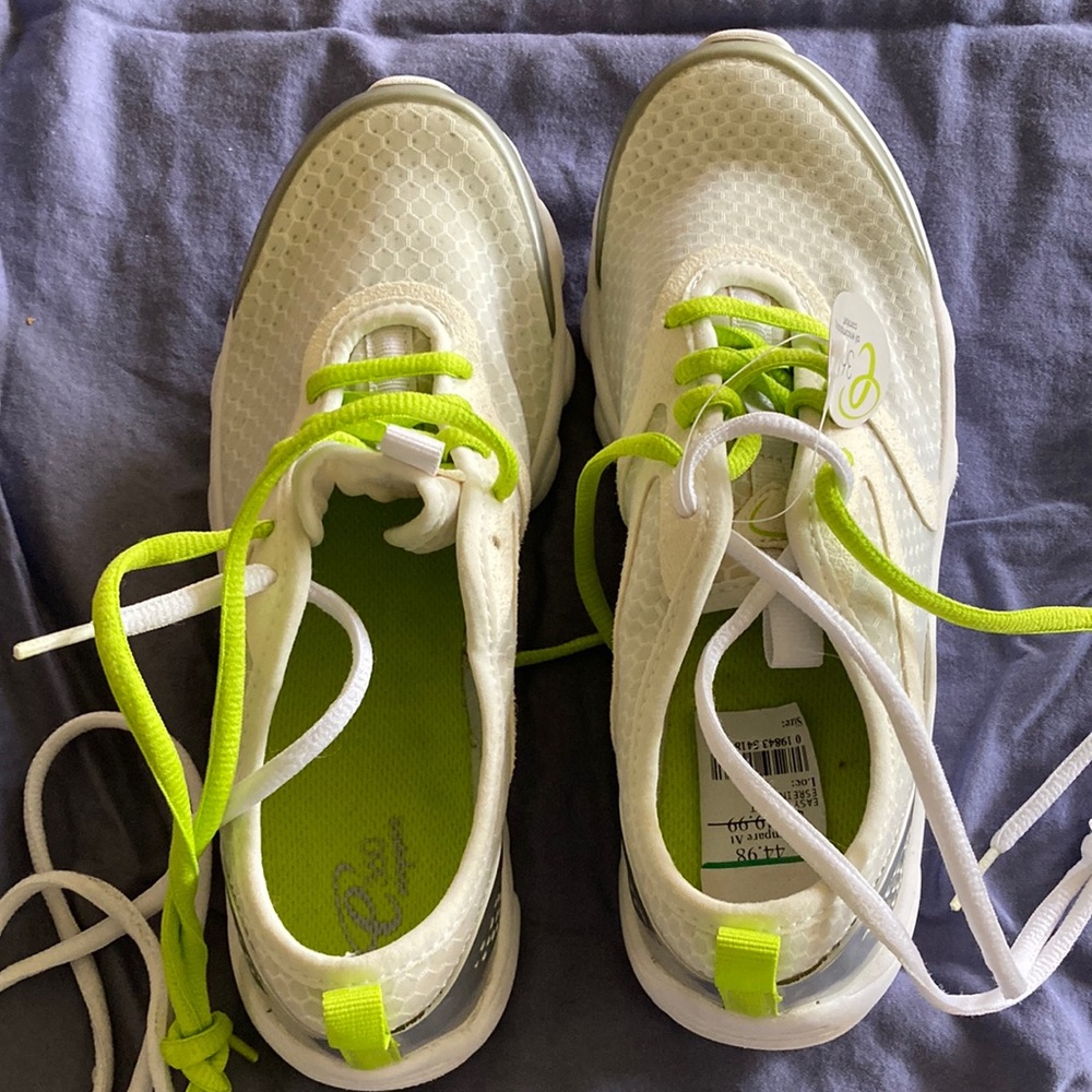 Light weight brand new sneakers